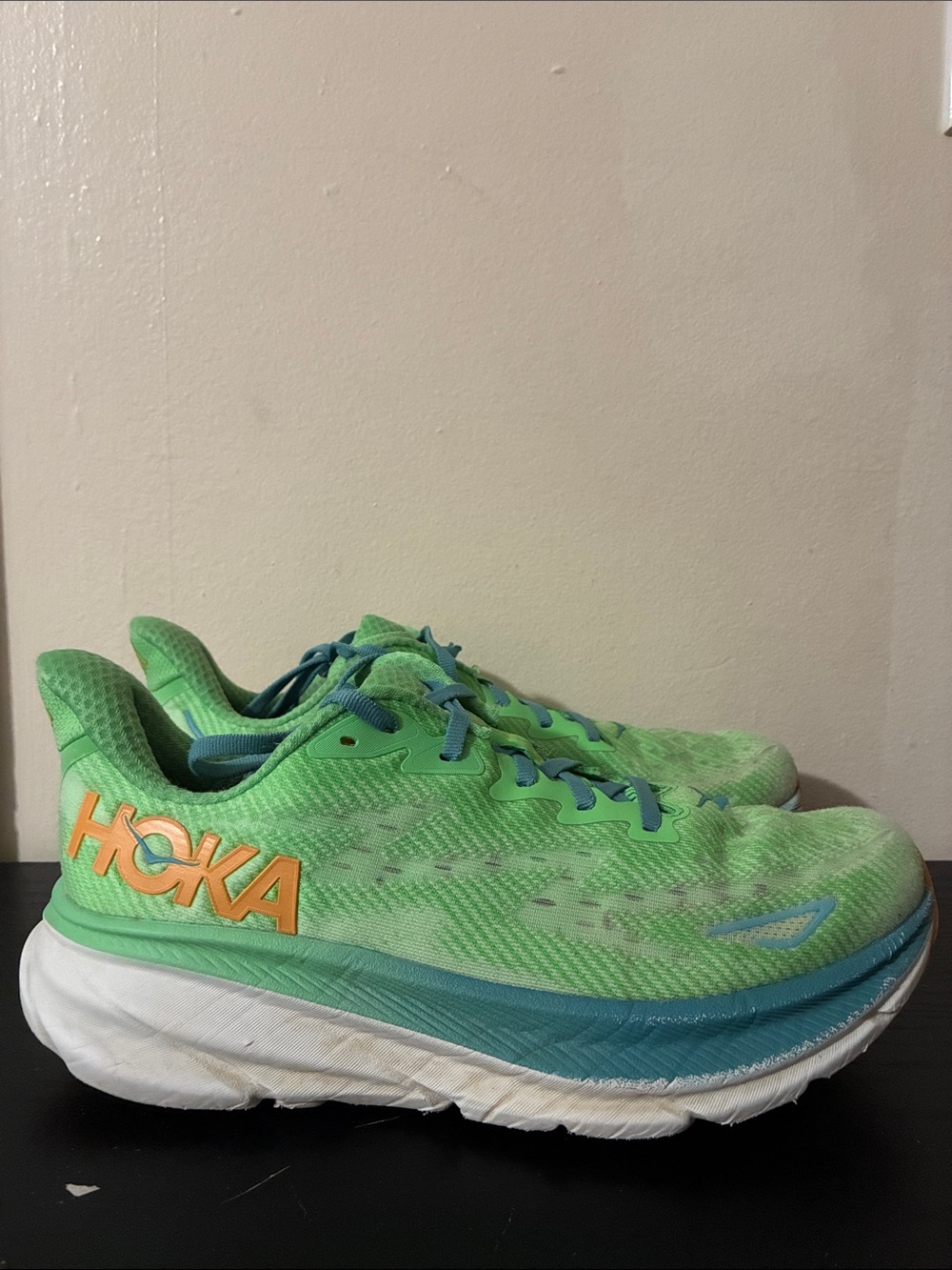 HOKA one one Clifton 9 running shoes Men’s size 9 condition Used